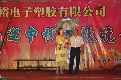 僑洋伙伴激情獻(xiàn)唱,領(lǐng)導(dǎo)給予撐出關(guān)愛(ài)之傘