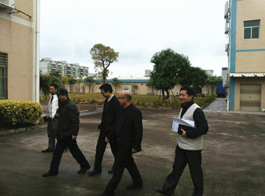 僑洋技術(shù)團隊陪同客戶參觀廠房