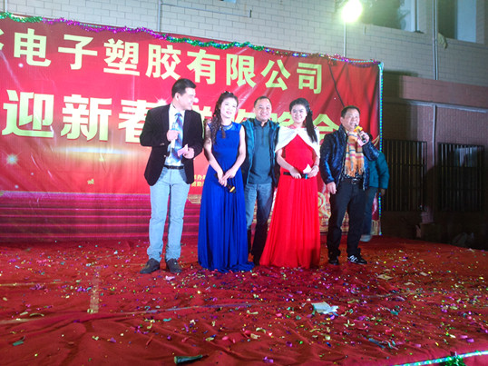 僑洋實業(yè)領(lǐng)導(dǎo)致辭,與主持人合照