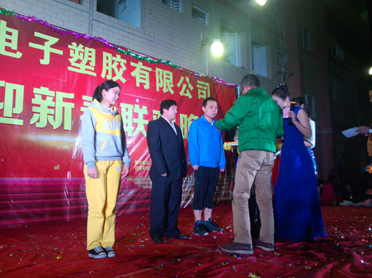 僑洋實業(yè)領(lǐng)導(dǎo)為獲獎?wù)哳C獎