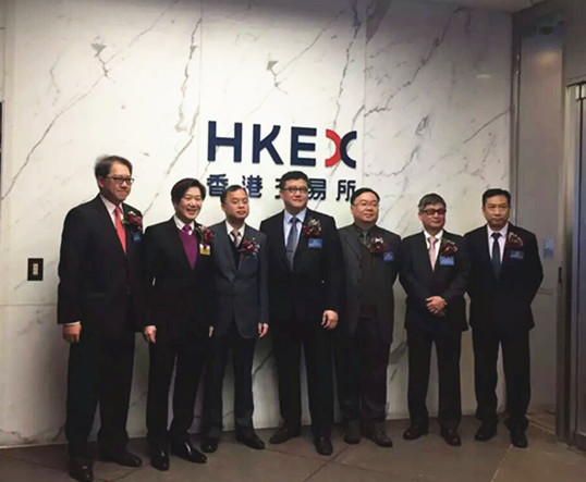 僑洋實業(yè)領導在交易所合影