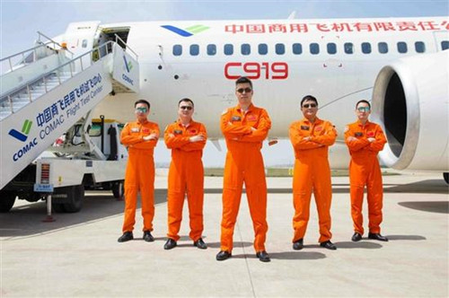 國產(chǎn)首架民用飛機(jī)定于本周五首飛的5位飛行員