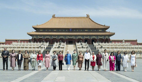 彭媽媽邀請(qǐng)各國(guó)領(lǐng)導(dǎo)配偶參觀故宮，領(lǐng)略中國(guó)悠久的歷史文化。