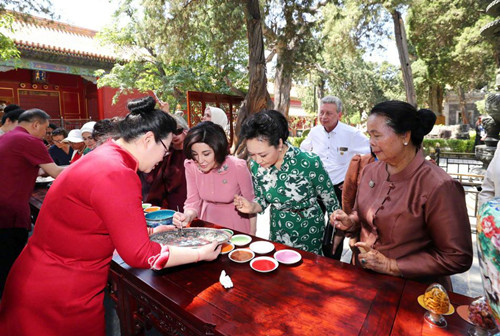 彭媽媽邀請(qǐng)各國(guó)領(lǐng)導(dǎo)配偶參觀故宮，領(lǐng)略中國(guó)悠久的歷史文化。
