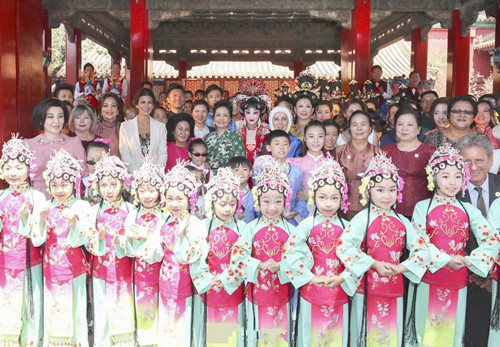 彭媽媽邀請(qǐng)各國(guó)領(lǐng)導(dǎo)配偶參觀故宮，領(lǐng)略中國(guó)悠久的歷史文化。