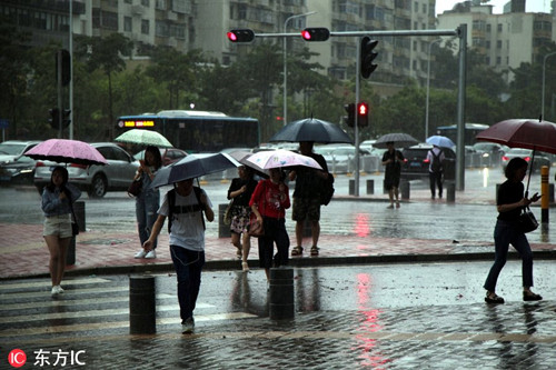 民治路人冒著狂風暴雨在路上焦急的趕路