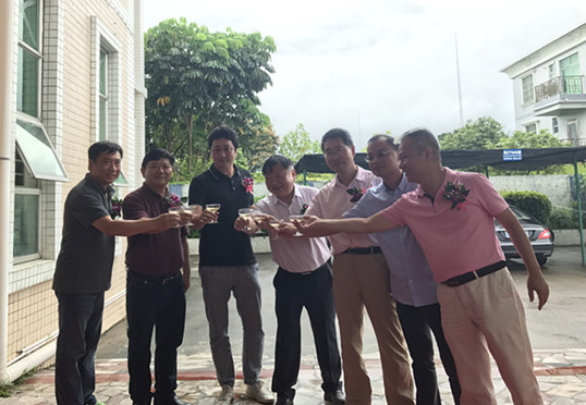 僑洋實業(yè)高管與科學院嘉賓舉杯歡慶