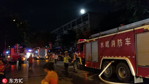 震驚：廣西柳州一建材市場“火燒連營”，大火燒紅半邊天。