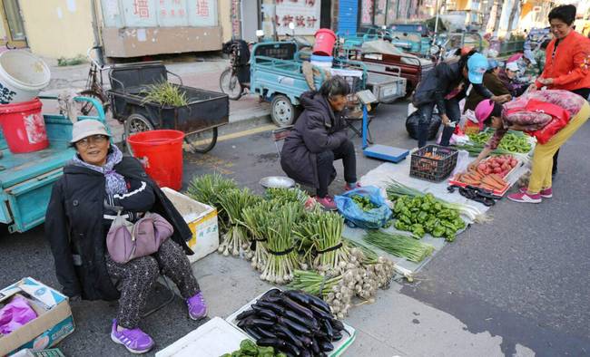 三伏天我們“熱成狗”，而黑龍江卻穿著棉襖出行。啥情況？