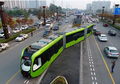 國(guó)人驕傲：全球首列智軌公交列車開(kāi)跑。