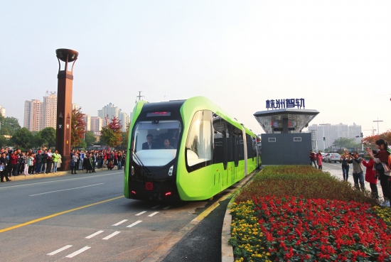 國(guó)人驕傲：全球首列智軌公交列車開(kāi)跑。