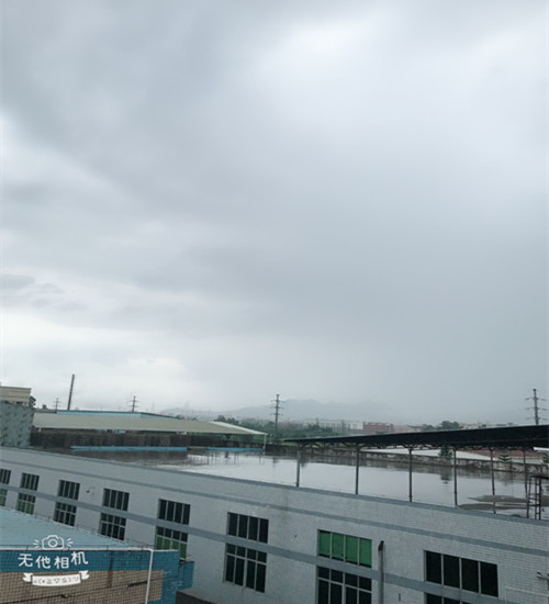 臺(tái)風(fēng)貝碧嘉登錄啦，僑洋實(shí)業(yè)環(huán)形變壓器制造基地已是大雨傾盆。